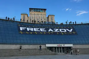 Церемонія вшанування пам'яті жертв Оленівки в центрі Києва: інсталяція на Михайлівській площі та банери на Майдані Незалежності