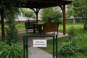 На вході до території з альтанкою красується надпис: «Вхід лише для власників»