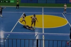 Бразильська футзалістка вдарила суперницю, яка лежала 