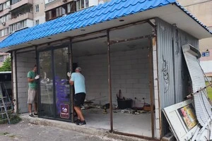 Активісти повідомляють, що подібні «кіоски-мутанти» масово з'являються у кількох районах столиці