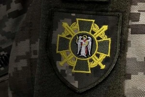 У Подільському РТЦК та СП Києва чоловік смертельно поранив лікарку ВЛК, його затримала поліція.