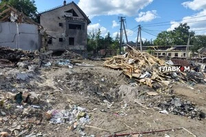 Зруйнована господарська будівля та недобудований будинок поруч із місцем прильоту у Капітанівці