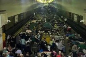 Станція метро «Харківська» під час повітряної тривоги у ніч на 30 липня