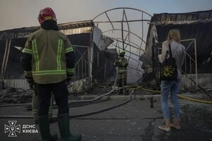 Вирва від ракети та випалені крамниці: що відбувається на ринку «Почайна» після атаки 