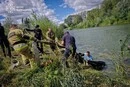 На річці Рось корова впала у воду та не могла вибратися: деталі рятувальної операції  (фото)