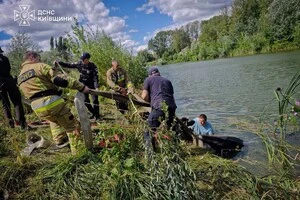 За допомогою пожежних рукавів бійці ДСНС обережно витягли знесилену тварину з води на берег