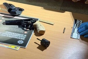 Зброя, з якої чоловік стріляв у приміщенні школи на Троєщині