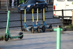У Львові користувачів електросамокатів зобов'язали носити шоломи
