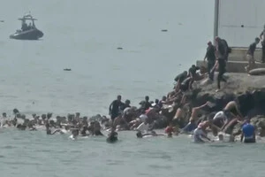 Тисячі мігрантів прорвалися до Іспанії морем і через паркан