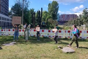 Протест місцевих мешканців проти знищення лісосмуги між ЖК «Республіка» та старою забудовою на вулиці Теремківській