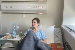 Вероніка Осінцева у лікарні після влучання в її будинок російської ракети 31 липня 2025 року