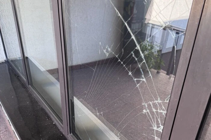 Під час нічної атаки РФ на Київ пошкоджено будівлю посольства Литви