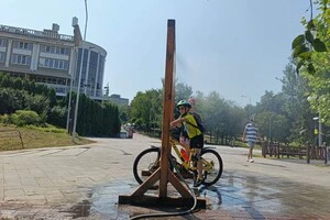 У Києві працює 30 спеціальних рамок-розпилювачів води
