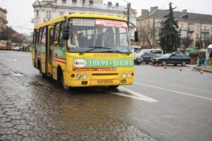 Водій в Івано-Франківську образив жінку через посвідчення
