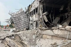 Вирва, що утворилася на місці одного з влучань російської ракети 5 серпня 2026 року