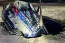 Автомобіль в Одесі провалився під землю прямо під час руху (фото)