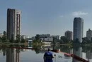 Комунальники показали, як рятують озеро Кирилівське від нафтового забруднення (відео)