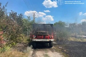Пошкоджена машина рятувальників внаслідок російської атаки 