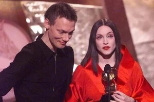 Мадонна отримала три премії «Греммі» за альбом Мадонни Ray of Light