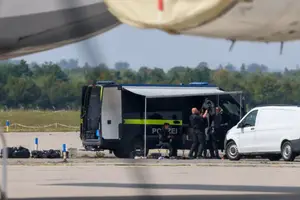 Полицейские работают возле грузового самолета «Антонов», рядом с которым был обнаружен дрон, в аэропорту Лейпциг-Галле 5 августа
