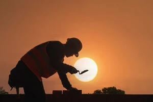 Штукатур заробляє 70 000 грн – більше, ніж більшість офісних менеджерів. І це ще не межа