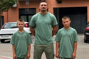 Олександр Усик разом із дружиною Катериною виховують двох синів: Кирила та Михайла
