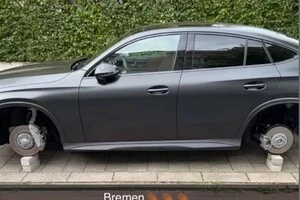 «Бремен. Я просто хотів поїхати на тренування», – написав Кулібалі, опублікувавши фото машини без коліс