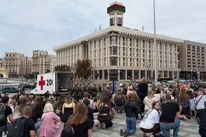 Після богослужіння люди попрощалися з загиблим на Майдані Незалежності