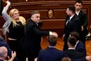 Депутатка закидала прем'єра Косова яйцями під час засідання парламенту (відео)