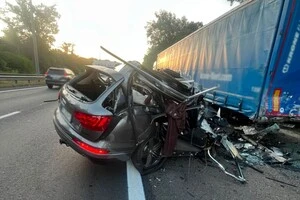 24-річний водій автомобіля Audi не дотримався безпечної дистанції та врізався у вантажівку з причепом, яка рухалася попереду