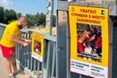 На Венеціанському мосту у Києві встановлено таблички про заборону стрибків у воду