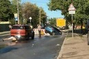 У Подільському районі авто провалилося у яму через аварію на водогоні (фото)