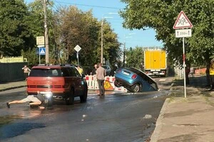 На вул. Білицькій у Києві стався витік із водопровідної мережі, через який на проїжджій частині утворилося провалля, в яке потрарила одна з автівок