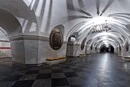 У столичному метро пенсіонерка заснула на лавці з 280 тис. грн у рюкзаку