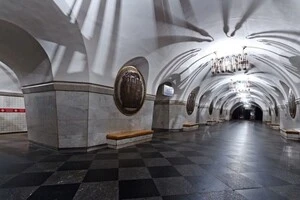 Пасажирка заснула на лавці у вестибюлі столичної підземки, залишивши поруч рюкзак, у якому знаходилася велика сума коштів