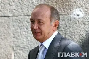 Юрій Іванющенко виїхав з України у грудні 2014 року та зараз мешкає з родиною в Монако