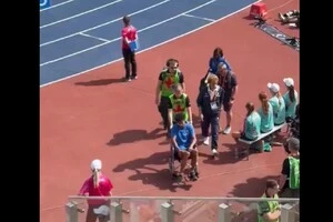 Фурлані не міг самостійно пересуватися, то ж італієць покинув змагальний сектор на кріслі колісному