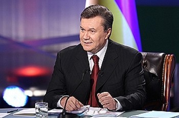 Общение Виктора Януковича с народом: 4 часа прямого эфира, 39 вопросов и одна песня