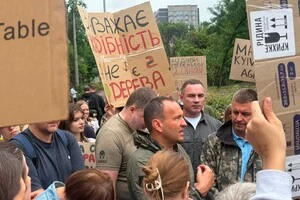 Минулими вихідними з киянами, обуреними вирубкою дерев на Теремках, де планується будівництво теплотраси, зустрічався заступник голови КМДА Петро Пантелеєв