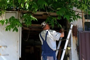 У першу чергу комунальники прибирають ряд кіосків безпосередньо біля вокзалу, які роками  робили занедбаною зелену територію