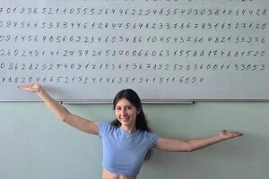 Катерина Злобіна написала на дошці 400 знаків безкінечного математичного числа за 9 хв 27 с.