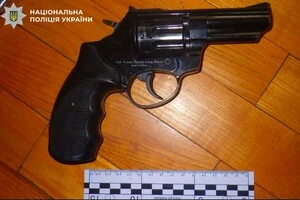 Під час слідчих дій правоохоронці вилучили ймовірне знаряддя вчинення злочину – револьвер під патрон Флобера