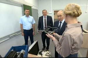 Путіну показали, як російські школярі збирають і програмують дрони