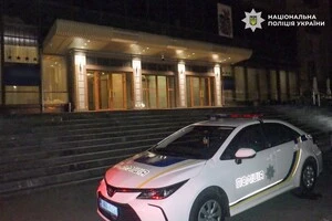 Подія сталася ввечері на терасі ресторану, розташованого на першому поверсі готелю в Печерському районі столиці