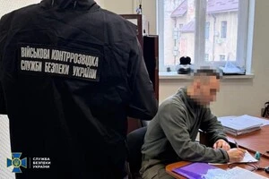 Затриманому організатору агентурної мережі, його спільнику та військовослужбовцю повідомили про підозру у злочинах проти основ національної безпеки