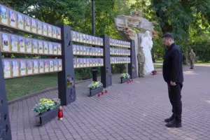 Президент розпочав свою поїздку із вшанування памʼяті полеглих захисників і захисниць України
