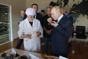 Путін уперше приїхав на Курили, щоб поїсти ікри