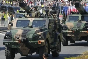 Польські солдати беруть участь у військовому параді під час Дня Збройних сил Польщі у Варшаві