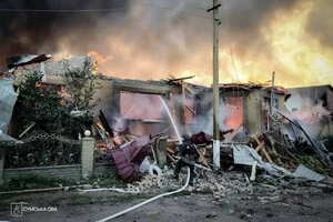 Внаслідок атаки будинок зазнав значних руйнувань, виникла пожежа