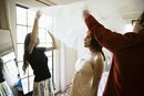 Демі Мур поділилася зворушливими фото з примірки весільної сукні доньки